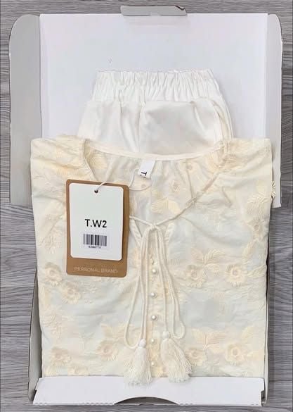 KS0677-Set áo thêu hoa nổi đính nút ngọc, quần short Kem