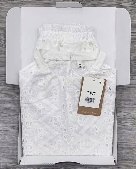 KS0679-Set kate thêu áo cổ yếm hở vai, quần short Trắng