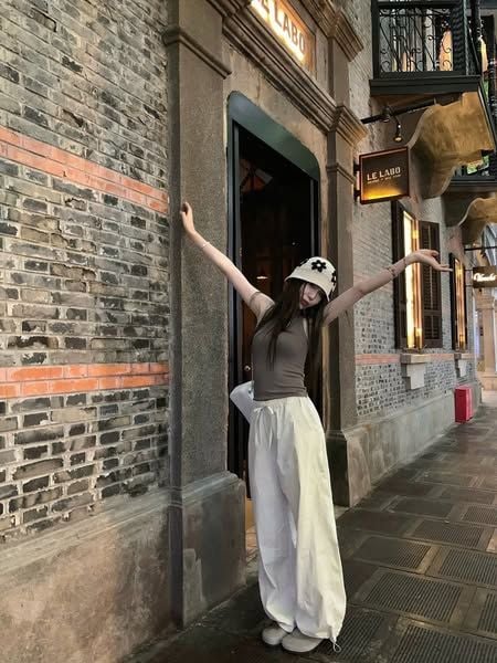 KS0654-Set áo thun 3 lỗ xám, quần dài ống có dây rút Kem