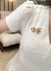 KS0521 ĐẦM HỌA TIẾT NỔI KÈM TAG NƠ ( KEM )