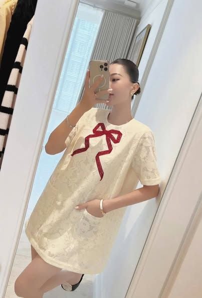 TB8203-Đầm ren suông phối túi đính nơ Kem