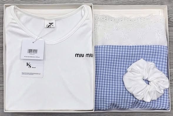 KS0669-Set áo thun trắng thêu miumiu, CV caro phối ren Xanh (kèm dây cột tóc)