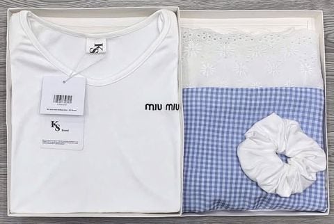 KS0669-Set áo thun trắng thêu miumiu, CV caro phối ren Xanh (kèm dây cột tóc)