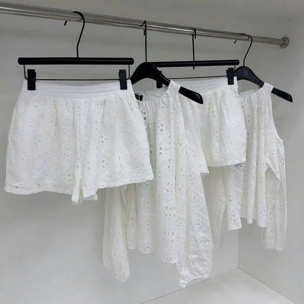 KS0679-Set kate thêu áo cổ yếm hở vai, quần short Trắng