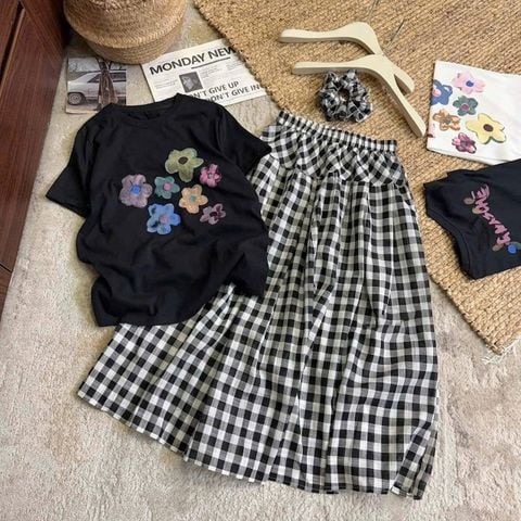TB8204-Set áo thun in hoa, CV caro Đen (kèm dây cột tóc)