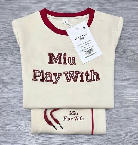 TB8227-Set áo thêu chữ, quần dài phối viền Kem