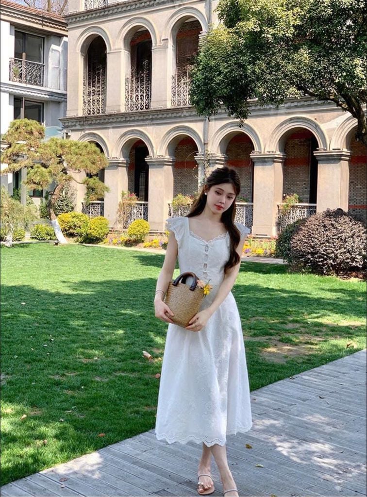 VGU0239 ĐẦM TRẮNG THÊU VIỀN REN