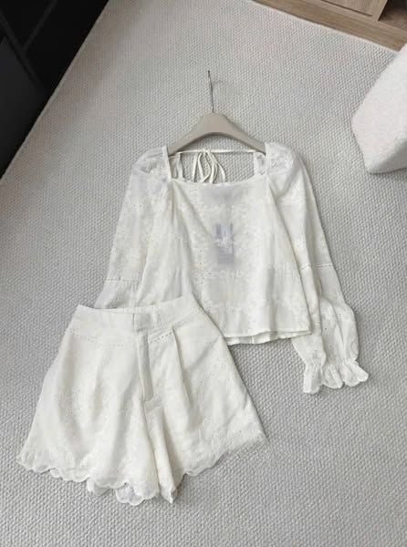 SKY8254-Set hoa thêu CC, áo cổ vuông+quần short viền lazer Kem