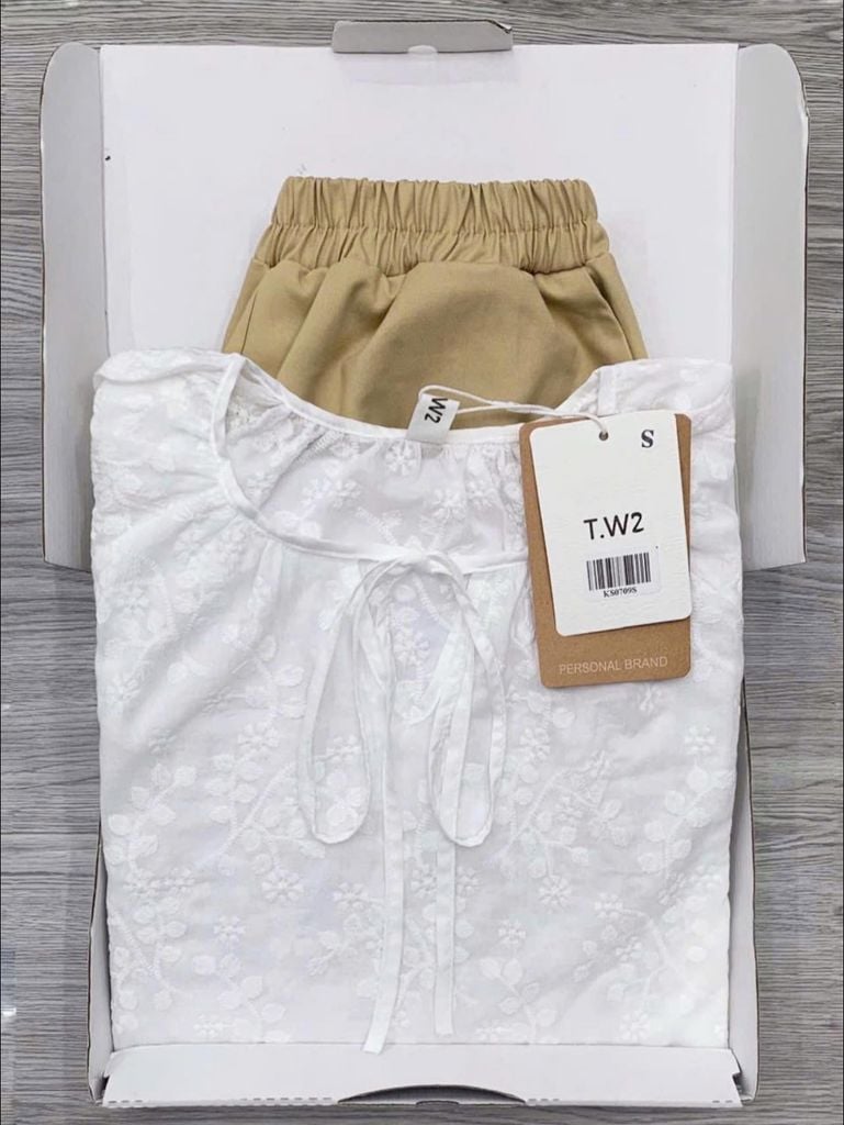 KS0709-Set áo kate thêu hoa trắng, quần short kaki Nâu