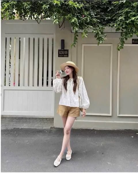 KS0709-Set áo kate thêu hoa trắng, quần short kaki Nâu