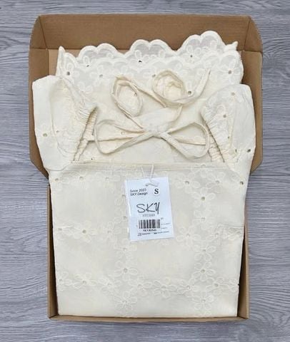 SKY8254-Set hoa thêu CC, áo cổ vuông+quần short viền lazer Kem