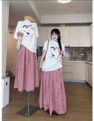 KS0722-Set áo thun trắng in hình, CV caro tùng xếp ly Đỏ (kèm cột tóc)