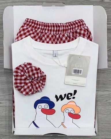 KS0722-Set áo thun trắng in hình, CV caro tùng xếp ly Đỏ (kèm cột tóc)