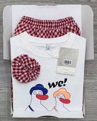 KS0722-Set áo thun trắng in hình, CV caro tùng xếp ly Đỏ (kèm cột tóc)