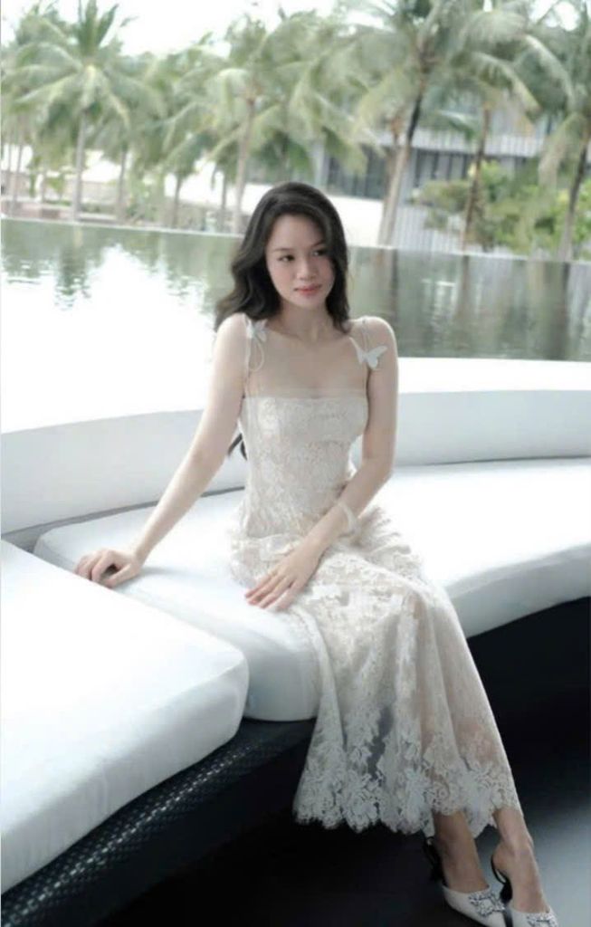 VGU0259-Đầm ren hoa cột dây vai Kem