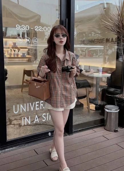 TB8280-Set áo sơ mi caro nâu thêu ngựa, quần short Kem