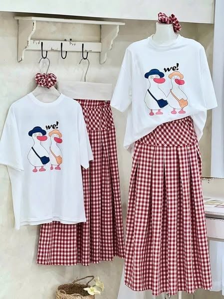 KS0722-Set áo thun trắng in hình, CV caro tùng xếp ly Đỏ (kèm cột tóc)
