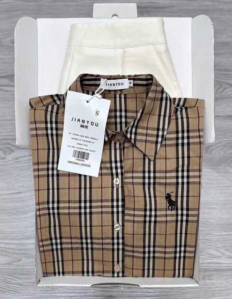 TB8280-Set áo sơ mi caro nâu thêu ngựa, quần short Kem