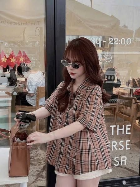 TB8280-Set áo sơ mi caro nâu thêu ngựa, quần short Kem