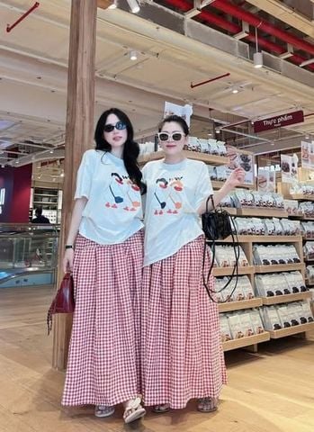 KS0722-Set áo thun trắng in hình, CV caro tùng xếp ly Đỏ (kèm cột tóc)