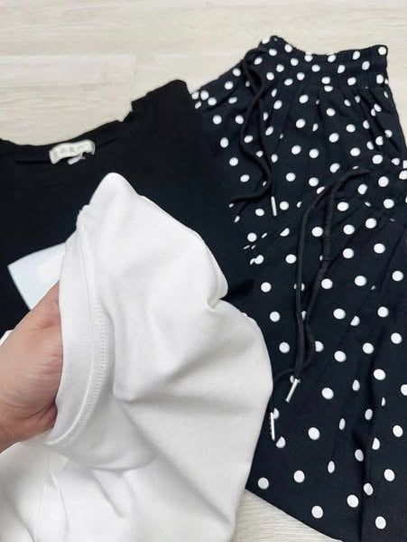 KS0714-Set áo thun đen, quần linen gân chấm bi Đen