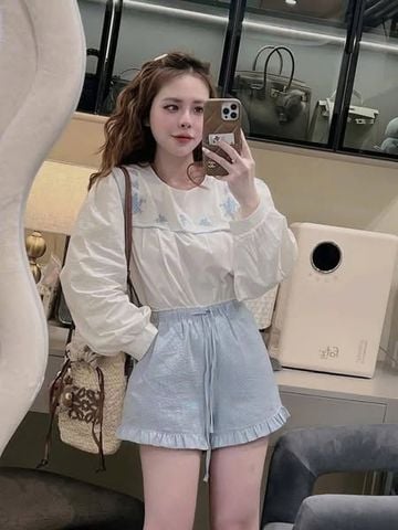 TB5724-Set áo trắng cổ thêu hoa, quần short sọc xanh viền ren