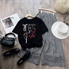 KS0751-Set áo thun đen đính nơ, quần suông caro nhí nhúng bèo