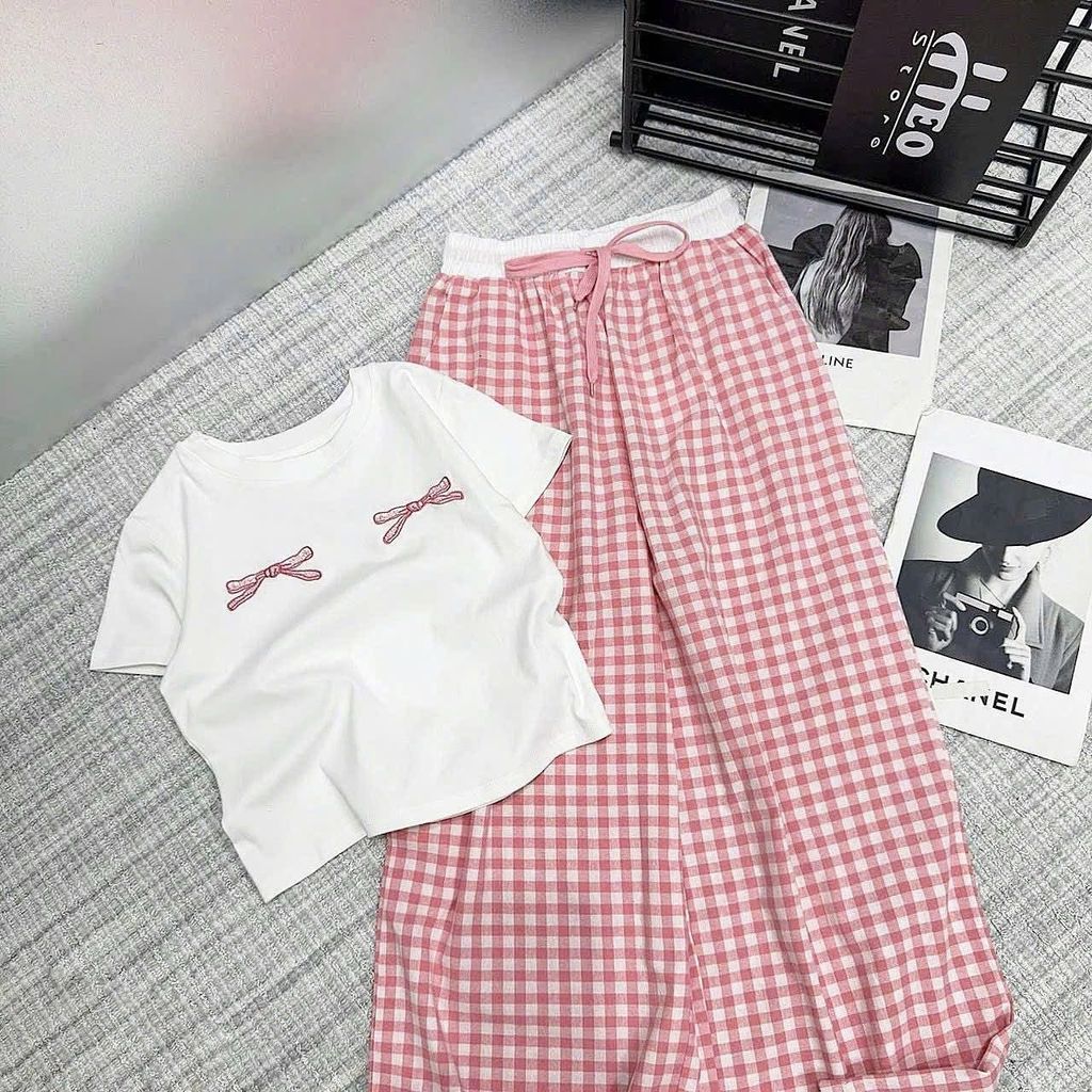 KS0754-Set áo thun trắng in nơ, quần dài caro