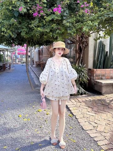 TQ4267-Set áo kiểu tay lỡ +quần short thêu hoa Kem