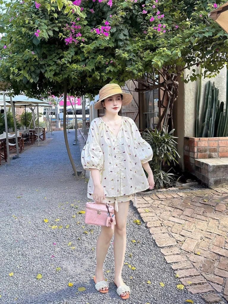 TQ4267-Set áo kiểu tay lỡ +quần short thêu hoa Kem
