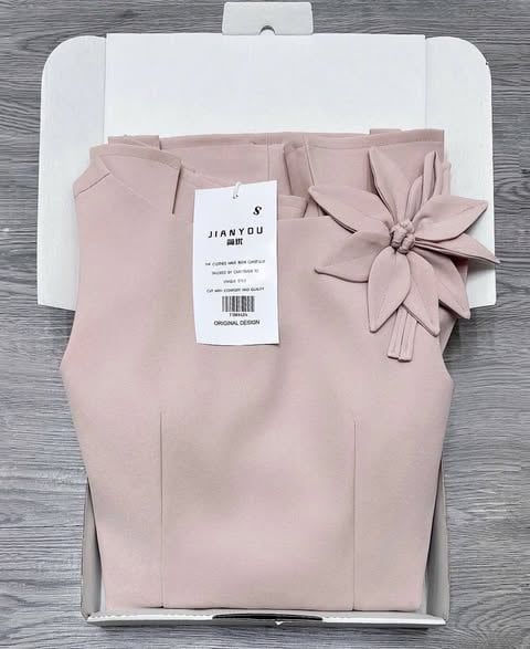 TB8163-Đầm TK vai đính hoa, tùng xếp ly tầng Hồng
