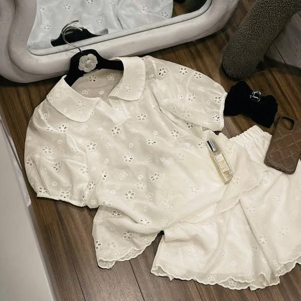 TQ1797- Set áo cổ sen+quần short thêu hoa lỗ Kem