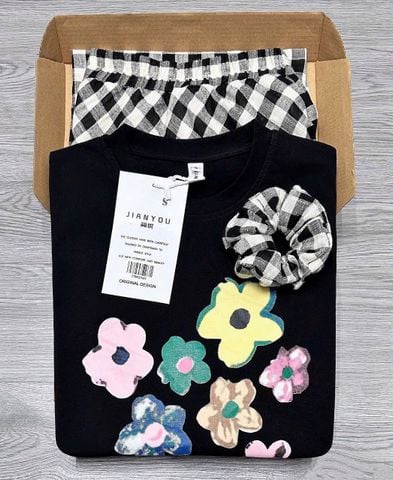 TB8204-Set áo thun in hoa, CV caro Đen (kèm dây cột tóc)