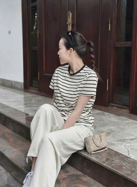 TB8363-Set áo thun sọc ngang thêu cún, quần dài ống rút dây Kem