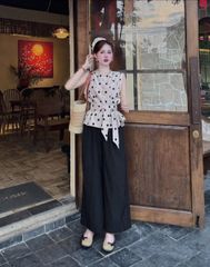 TQ1798-Set áo linen chấm bi sát nách viền ren, quần suông Đen+dây cột eo