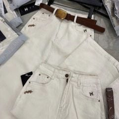 TB8127-Chân váy jean đính logo Kem + Nịt