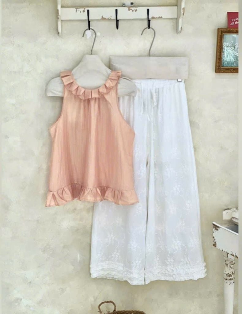 VGU0342-Set áo sát nách cổ bèo, quần suông thêu hoa Trắng
