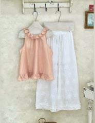 VGU0342-Set áo sát nách cổ bèo, quần suông thêu hoa Trắng