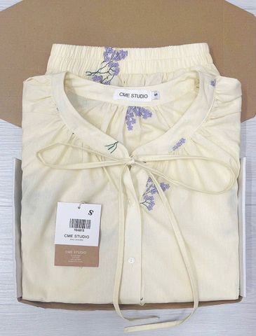 TQ4301-Set áo tay kiểu+quần short thêu hoa Kem