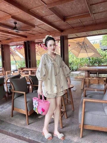 TQ4301-Set áo tay kiểu+quần short thêu hoa Kem
