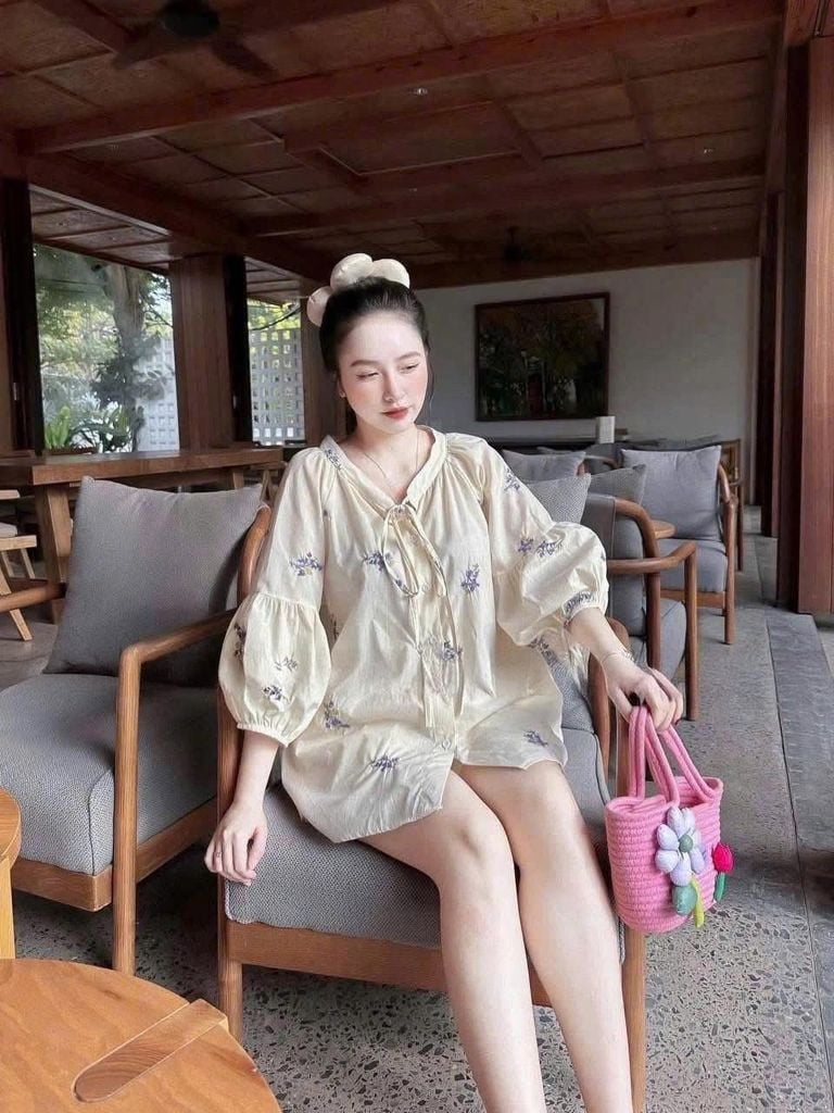 TQ4301-Set áo tay kiểu+quần short thêu hoa Kem