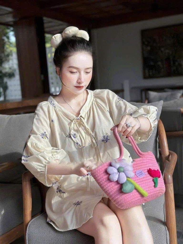 TQ4301-Set áo tay kiểu+quần short thêu hoa Kem