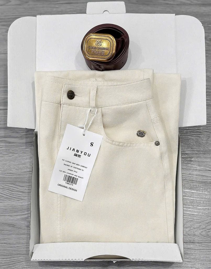 TB8127-Chân váy jean đính logo Kem + Nịt