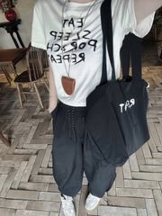 VGU0354-Set áo thun trắng in chữ, quần dài ống rút dây Đen (2 món)