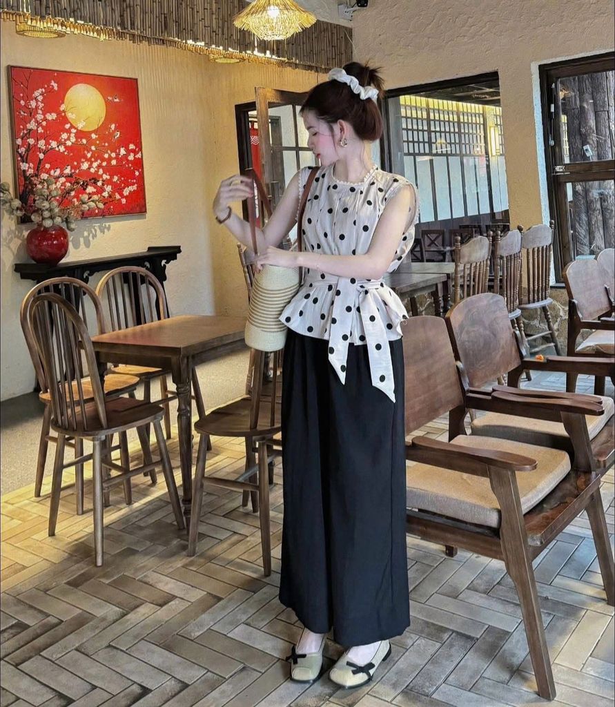 TQ1798-Set áo linen chấm bi sát nách viền ren, quần suông Đen+dây cột eo
