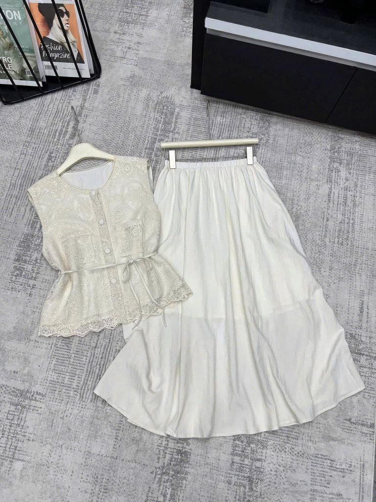 KS0799-Set áo ren thêu nút bọc phối túi CC, CV dài Kem
