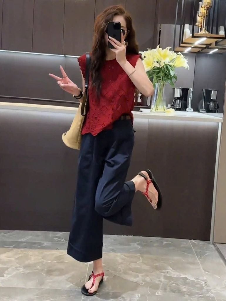TB8354-Set áo xô thêu, quần suông Đen