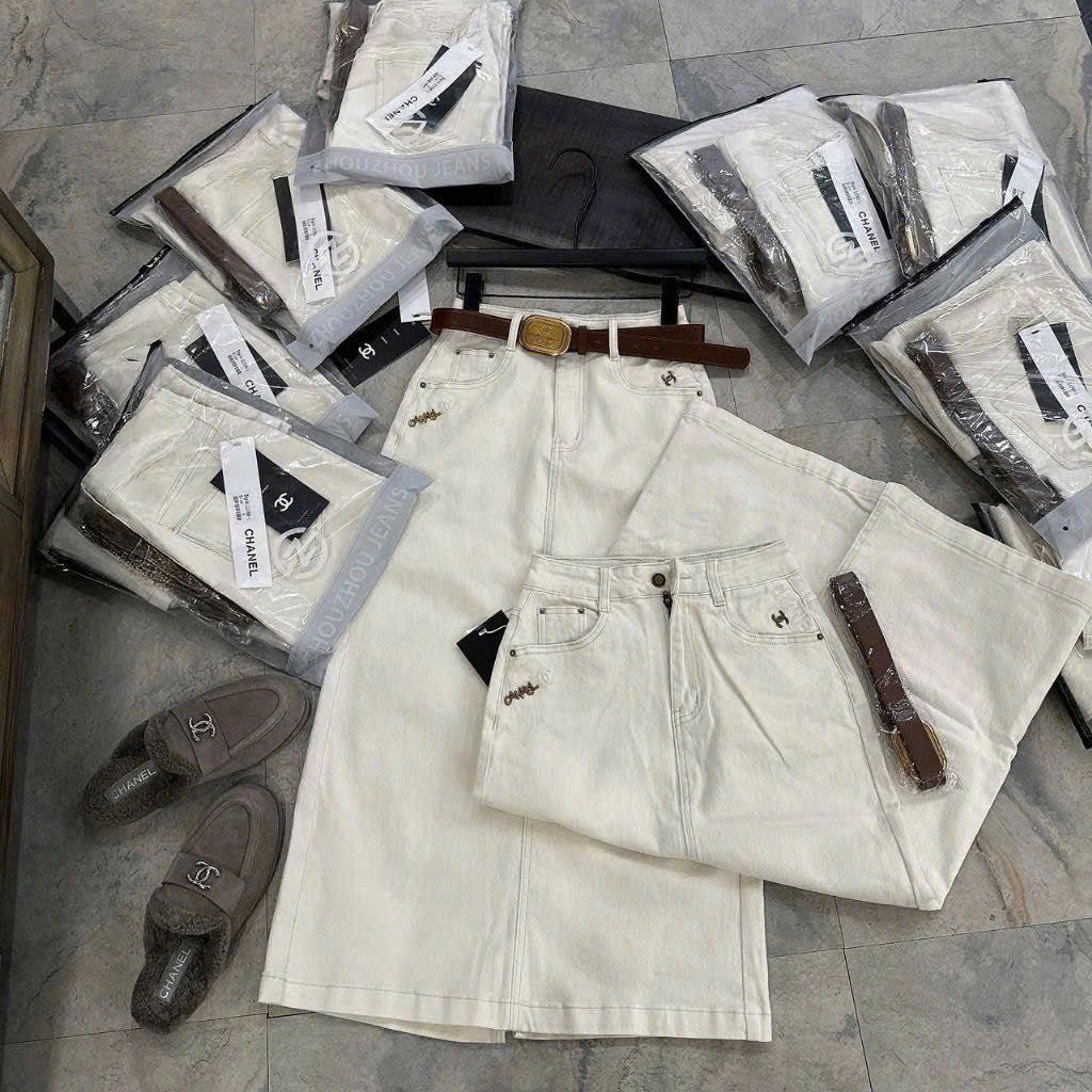 TB8126-Chân váy jean đính logo Hồng + Nịt