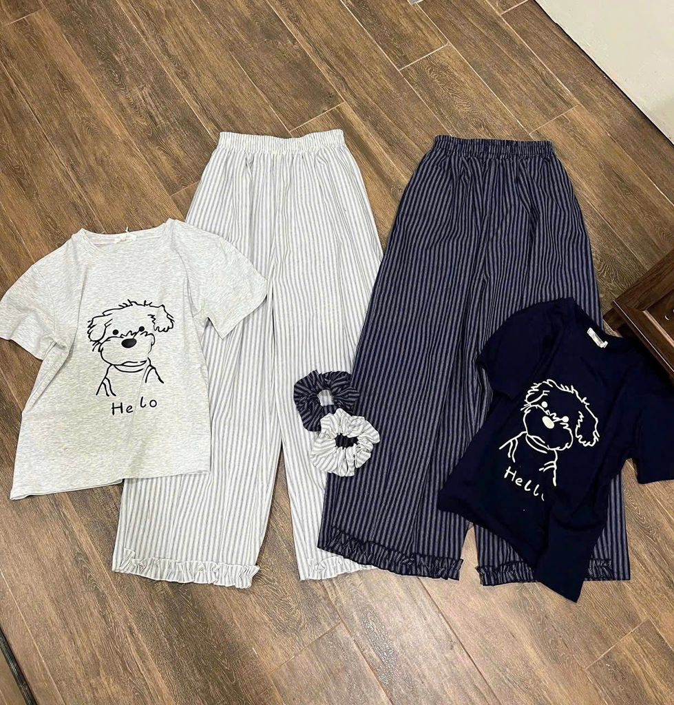 TB8409-Set áo thun xanh đen in hình, quần dài sọc viền bèo+cột tóc