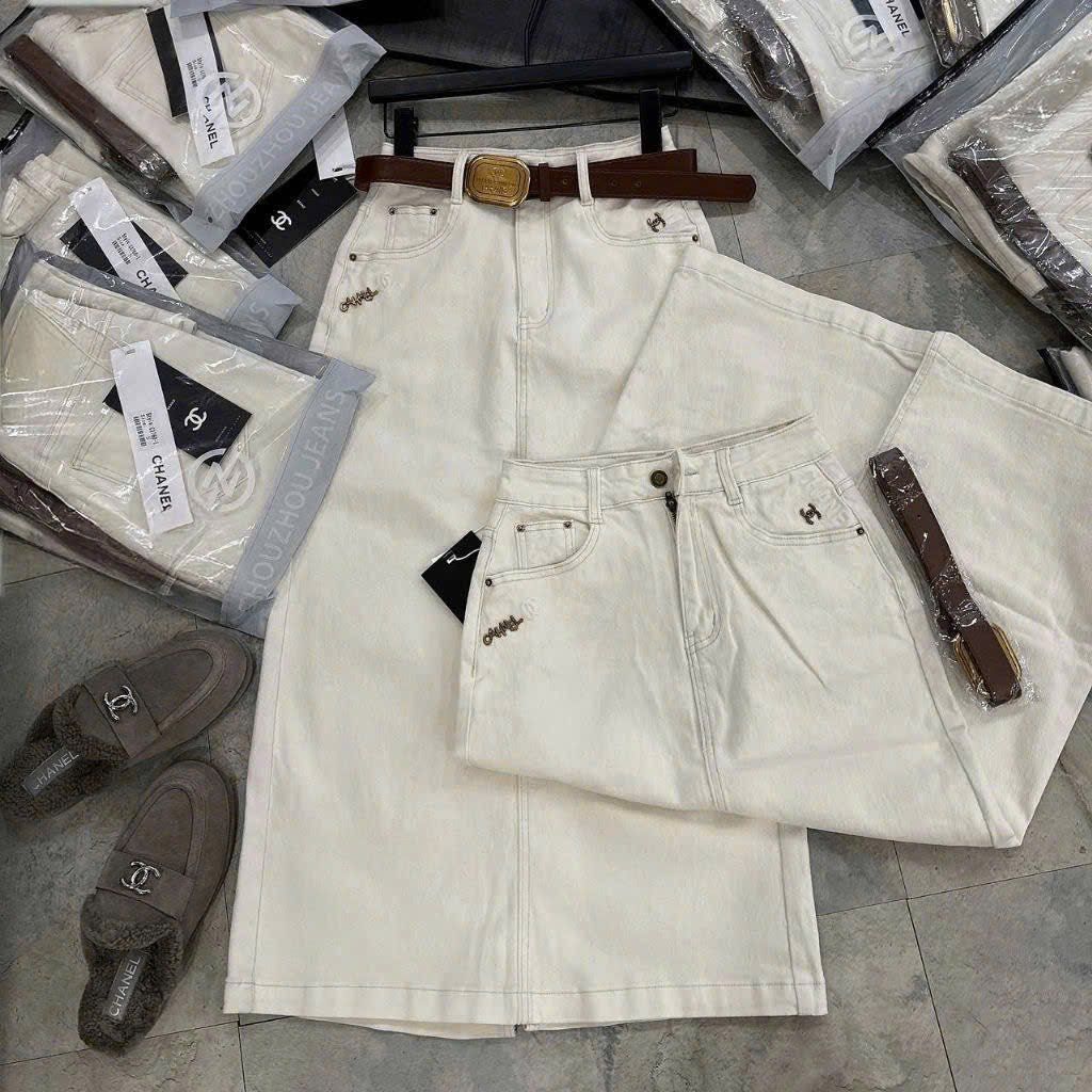 TB8127-Chân váy jean đính logo Kem + Nịt